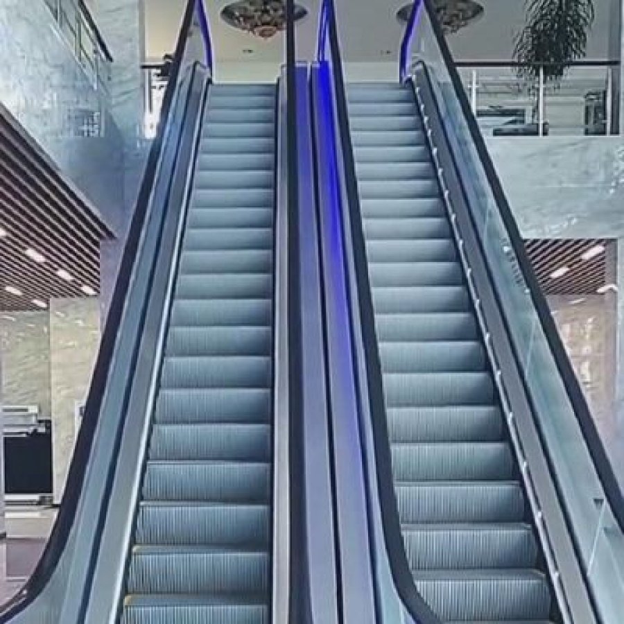 High-Capacity Airport Moving Walkway | Durable Stainless Steel
