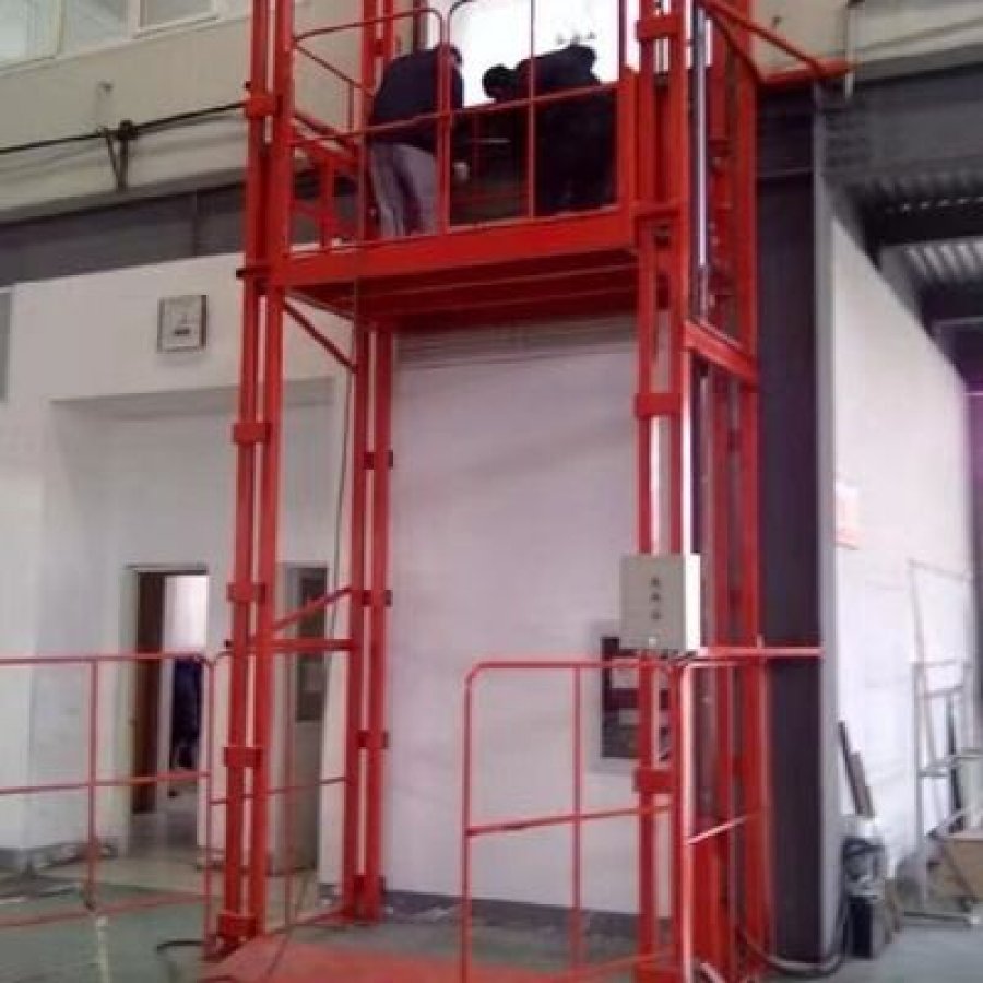 Outdoor Hydraulic Cargo Lift – Custom Platform for Heavy Freight